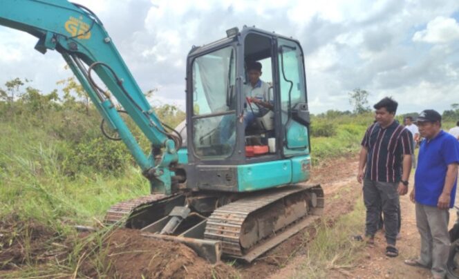 
 Milenial Tanbu Rela Keluarkan Dana Pribadi Untuk Bersihkan Jalan Desa Satiung