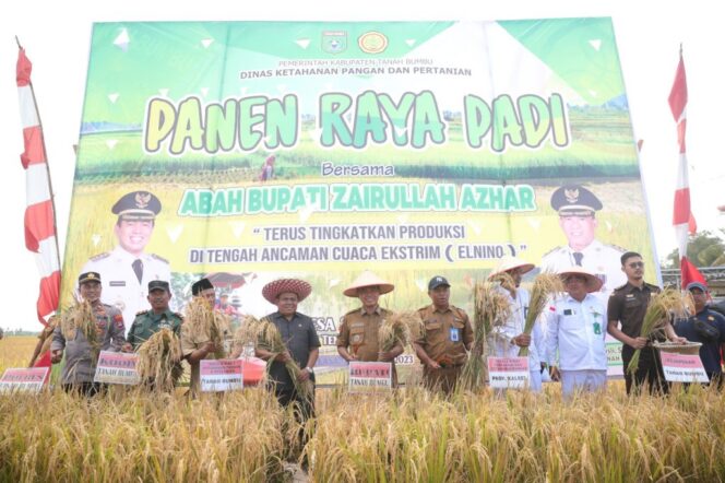 
 Bupati Tanbu Hadiri Panen Raya Padi Sekaligus Serahkan Mesin Combine ke Kelompok Tani