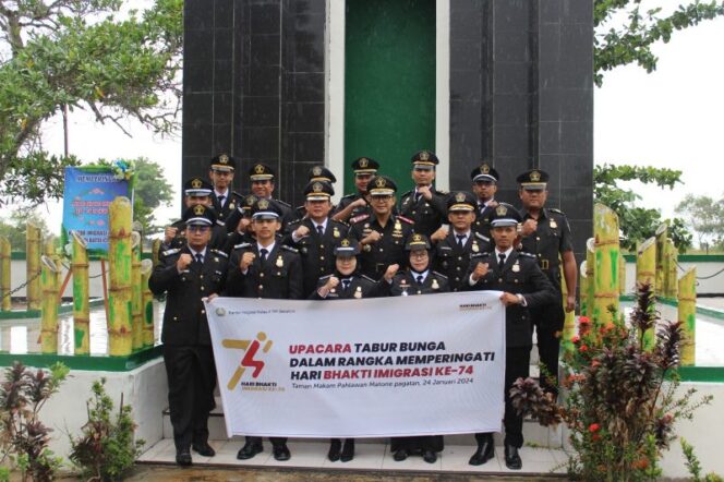 
 Sambut Hari Bhakti Imigrasi ke 74, Jajaran Kantor Imigrasi Batulicin Tabur Bunga di Makam Pahlawan