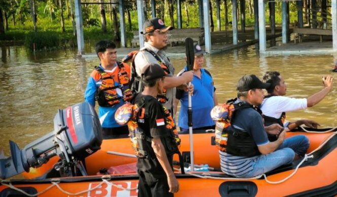 
 BPBD Tanbu dan Tim, Evakuasi Warga Terdampak Banjir di Desa Selaselilau dan Karang Bintang