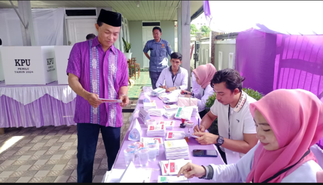 
 Sekda Tanbu Ajak Keluarga Mencoblos di TPS 15 Kelurahan Batulicin