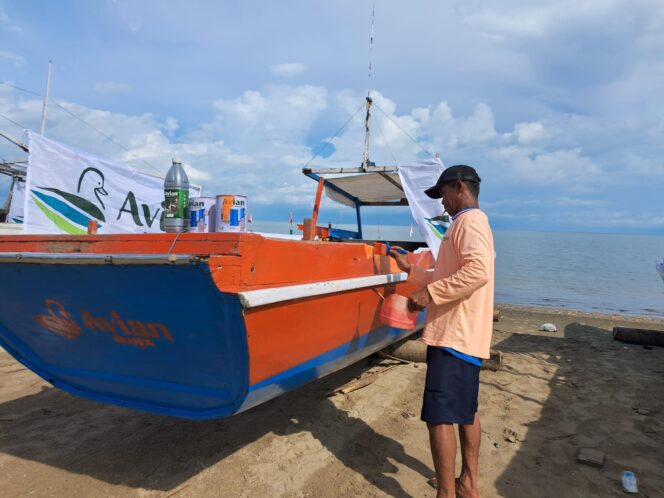 
 Meriahkan Mappanre Ri Tasie, Dinas Perikanan Tanbu Bersama HNSI dan Avian Bagikan Cat