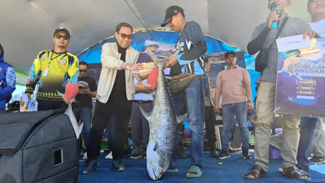 
 Sekitar 500 Orang Peserta Bertarung Di Laut Pantai Angsana Mancing Mania