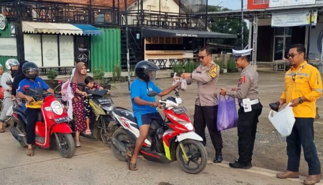 
 Kapolsek Satui Bagikan Nasi Bungkus Gratis