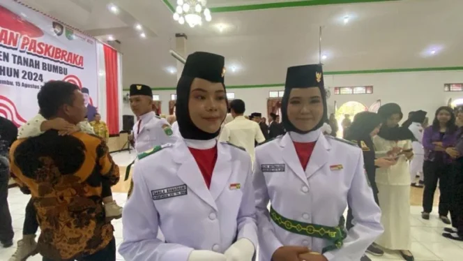 
 Sabila dan Alya Tak Menyangka Ditunjuk Sebagai Pembawa Bendera di HUT RI ke 79 di Tanbu