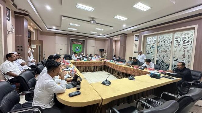 
 DPRD Tanbu Gelar Rapat Kerja Bersama TAPD dan SKPD Terkait RAPBD 2025