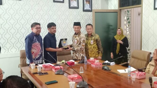 
 Sekda Tanbu Sambut Kunker Komisi 1 DPRD Propinsi Kalsel