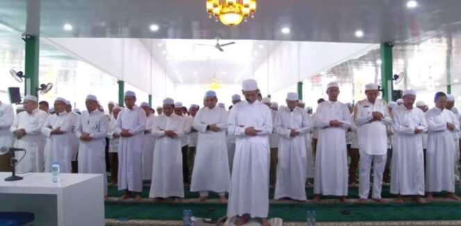 
 Sekda Tanah Bumbu Pimpin Salat Sunat pada Implementasi Serambi Madinah