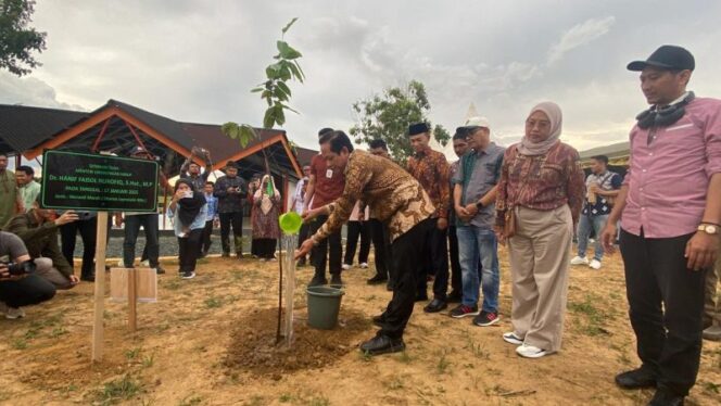 
 Budaya Bersih Sampah, Menteri LH Bakal Kawal Semua SDN di Tanbu Jadi Sekolah Adiwiyata