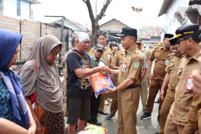 
 Sekda Serahkan Bantuan Korban Kebakaran Gang PLN Simpang Empat