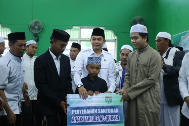 
 Safari Ramadhan di Mantewe, Bupati Andi Rudi Latif Berikan Bantuan kepada Anak-anak Tahfidz Al-Qur’an dan Kaum Masjid