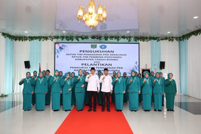 
 Bupati Andi Rudi Latif Kukuhkan Ketua dan Lantik Pengurus TP PKK Tanah Bumbu 2025-2030