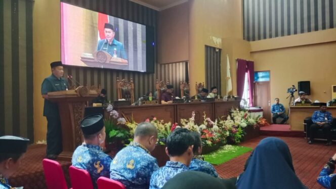 
 Bupati Tanah Bumbu Sampaikan Jawaban Atas Pandangan Umum Fraksi DPRD Terkait LPj APBD 2024