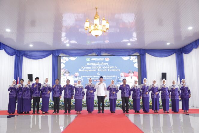 
 Bupati Andi Rudi Latif Kukuhkan Ketua Dekranasda Tanah Bumbu Masa Bakti 2025-2030