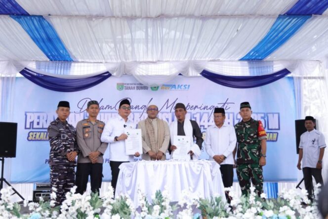 
 BerAKSI untuk Pendidikan: Bupati Andi Rudi Latif Teken MoU Beasiswa Santri di Ponpes Al-Istiqamah Tanbu