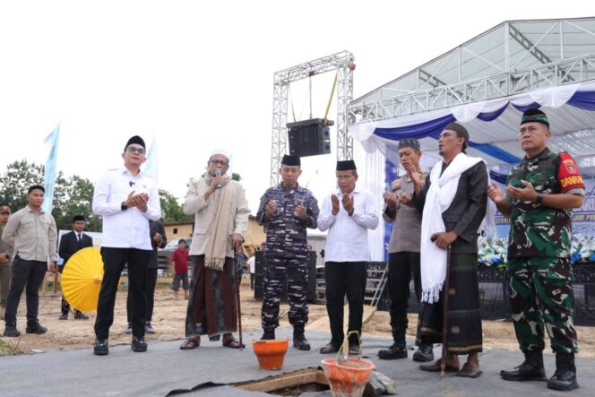 
 Bupati Andi Rudi Latif Letakkan Batu Pertama Pembangunan Ruang Kelas dan Asrama Santri Ponpes Salafiyah Al-Istiqamah Mantewe