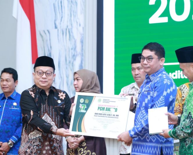 
 Dukung Kemajuan Madrasah, Bupati Tanah Bumbu Andi Rudi Latif Raih PGM Award 2025