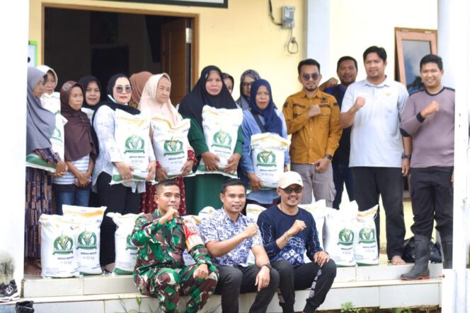 
 Pemkab Tanah Bumbu dan Bulog Salurkan Bantuan Pangan Beras di Desa Saring Sungai Bubu