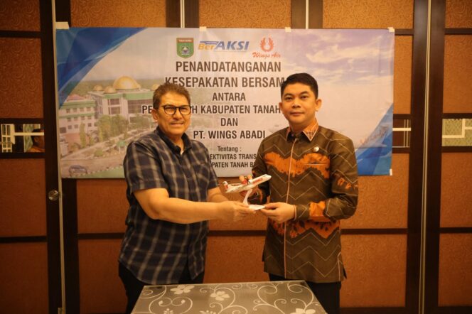 
 Bupati Andi Rudi Latif dan PT Wings Abadi Tandatangani MoU Peningkatan Konektivitas Udara Rute Batulicin–Makassar
