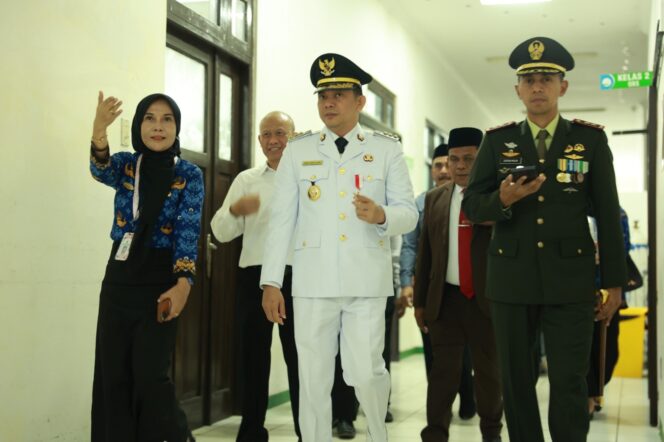 
 Bupati Andi Rudi Latif Kunjungi dan Gratiskan Pasien Melahirkan di RSUD pada 17 Agustus