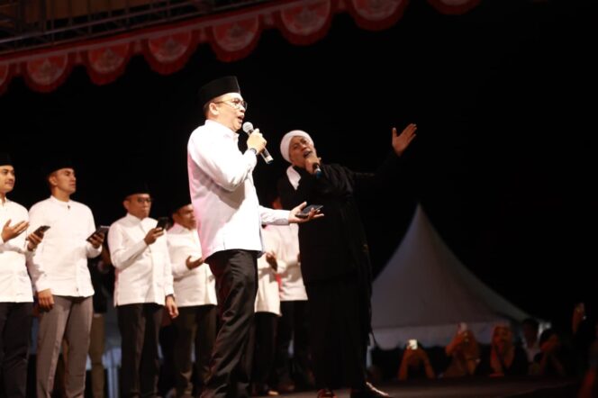 
 Ribuan Warga Bersatu dalam Shalawat, Bupati Tanbu Pimpin Aksi Tanah Bumbu Bershalawat untuk Keberkahan Bangsa