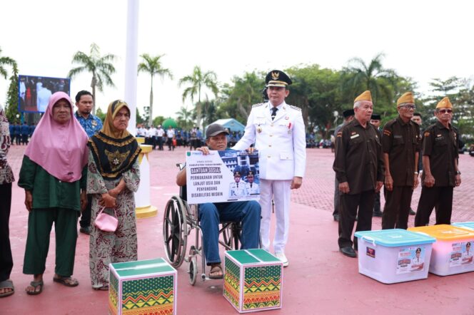 
 HUT ke-80 RI, Bupati Andi Rudi Latif Serahkan Berbagai Bantuan dan Penghargaan