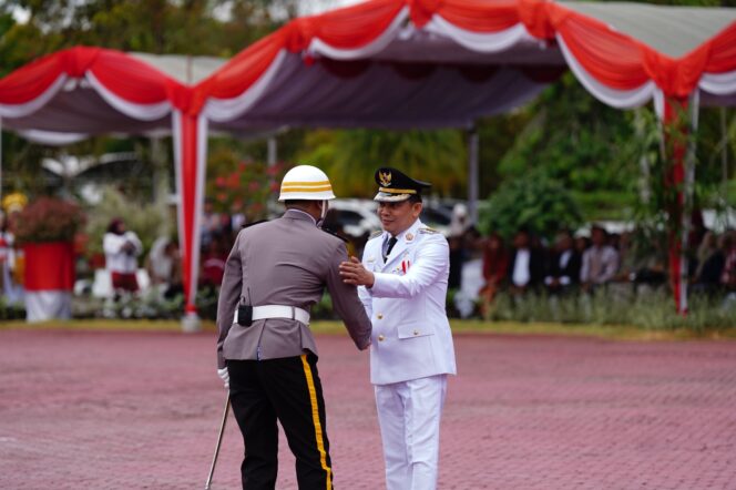 
 Bupati Andi Rudi Latif Inspektur Upacara HUT ke-80 RI di Tanah Bumbu