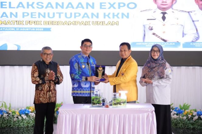 
 Bupati Andi Rudi Latif Resmi Tutup KKN Tematik FPIK Berdampak Sekaligus Tinjau EXPO Hasil KKN di Tanah Bumbu