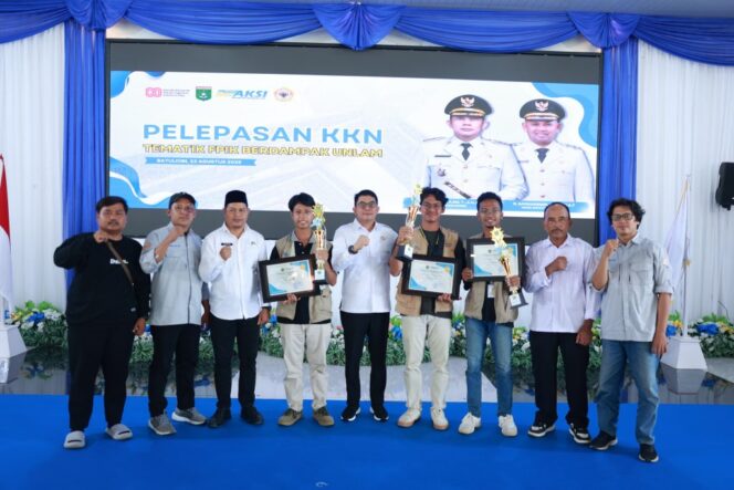 
 Bupati Andi Rudi Latif Beri Penghargaan kepada Kelompok Nilai Tertinggi KKN FPIK ULM 2025