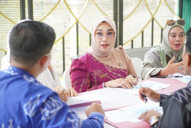 
 Juri Grand Final Duta Wisata 2025, Ketua Dekranasda Tanbu Dorong Duta Wisata Promosikan Kerajinan Unggulan Daerah