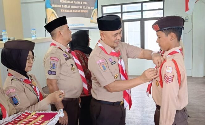 
 Wabup H. Bahsanuddin Sematkan TISKA kepada Kontingen Pramuka Tanah Bumbu