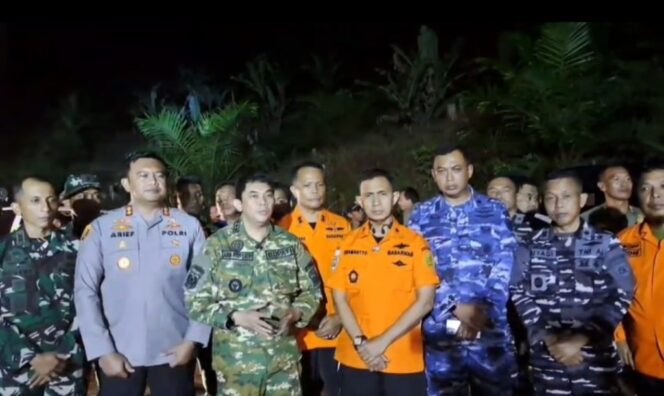
 Bupati Tanah Bumbu Pimpin Langsung Prosesi Evakuasi dan Pelepasan Korban Helikopter Jatuh di Mantewe
