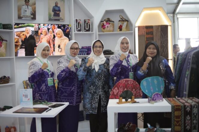 
 Tenun Pagatan dan Sasirangan Pulau Burung Warnai Stand Tanah Bumbu di Bamara Fair 2025