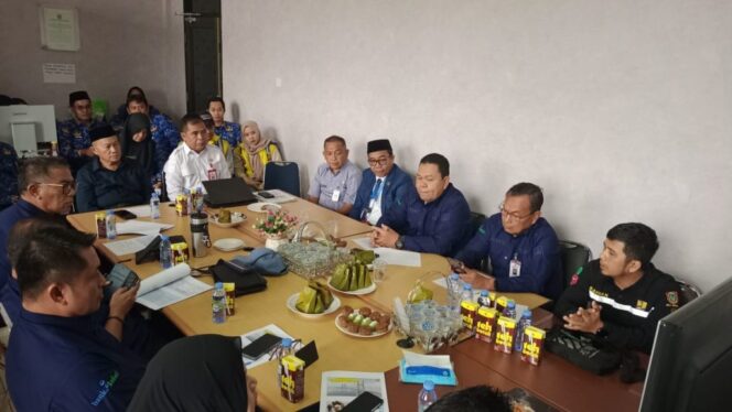 
 Pemkab Tanbu Sambut Tim Ahli Gubernur Kalsel, Bahas Progres Jembatan Penghubung Kalimantan – Pulau Laut