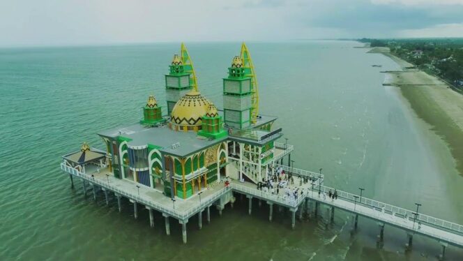 
 Bupati Andi Rudi Latif Dukung Renovasi Masjid Apung Ziyadatul Abrar, Pengelola Mulai Inventarisasi Kerusakan