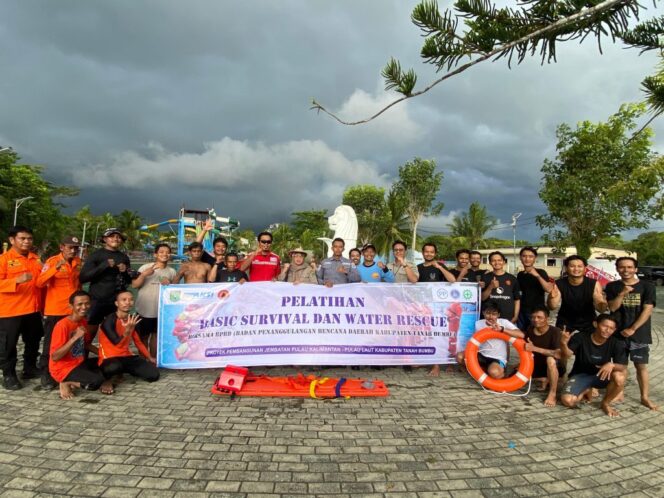 BPBD Tanah Bumbu Bekali Pekerja Proyek Jembatan dengan Edukasi Manajemen Risiko dan Kesiapsiagaan di Area Laut