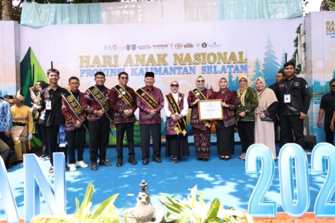 
 Bupati Tanah Bumbu dan Istri Dikukuhkan sebagai Ayah dan Bunda Forum Anak Daerah