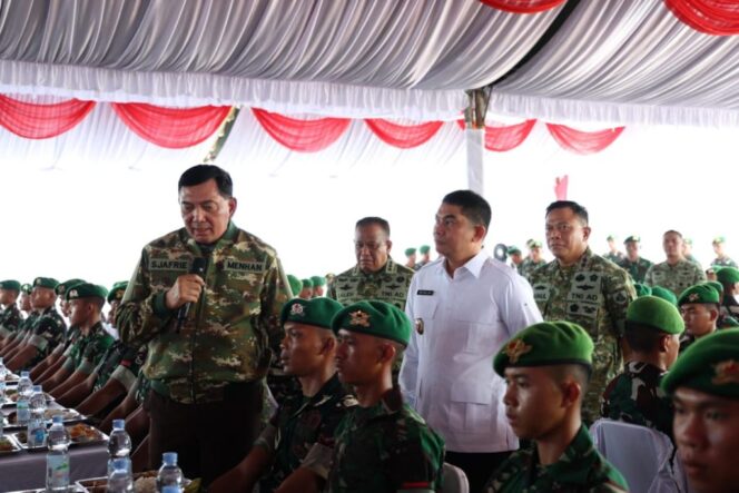 
 Bupati Andi Rudi Latif Sambut dan Dampingi Kunjungan Menhan RI ke Tanah Bumbu, Tinjau Yonif TP 828/BWM