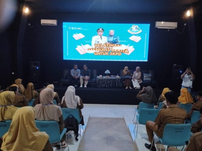 
 SKPD Tanah Bumbu Dibekali Keterampilan Menulis Berita