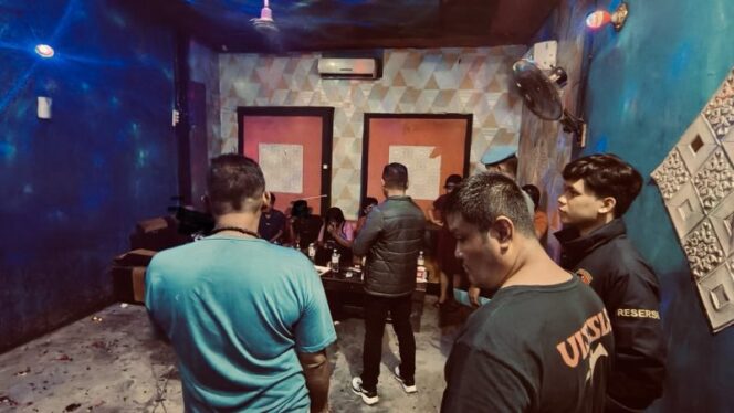 
 Jelang Ramadhan, Polsek Simpang Empat Sisir Tempat Hiburan Malam dan Amankan 24 Botol Miras