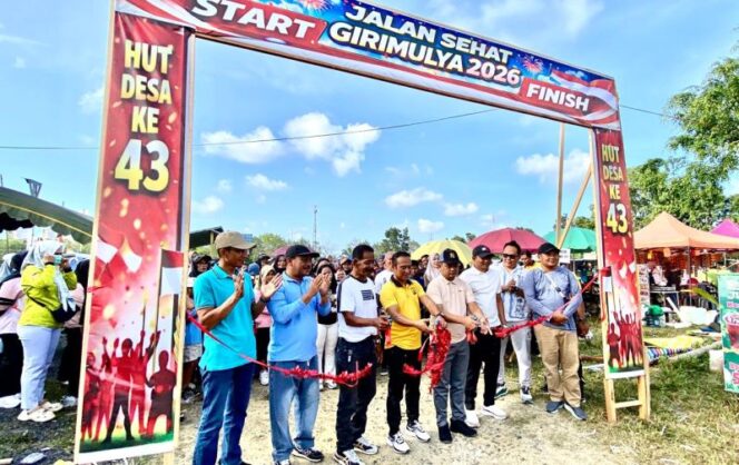 
 Warga Desa Giri Mulya Kecamatan Kuranji, Antusias Meriahkan HUT ke-43 Dengan Jalan Sehat