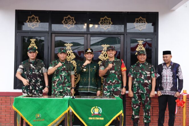 
 Pangdam XXII/Tambun Bungai bersama Bupati Andi Rudi Latif Resmikan Mushola Al Istiqomah Kodim 1022/Tanah Bumbu