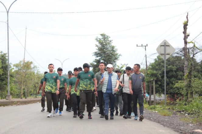 
 Bupati Andi Rudi Latif Ikuti Jalan Sehat Bersama Yonif TP 828/BWM