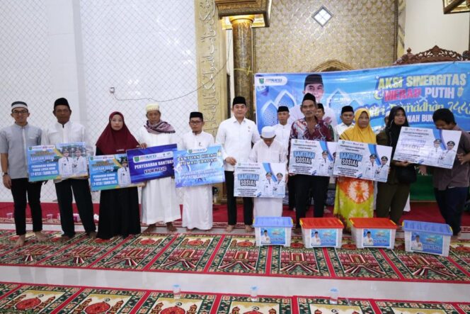 
 Bupati Tanah Bumbu Andi Rudi Latif Salurkan Bantuan Sosial dan Serukan Gerakan Indonesia ASRI