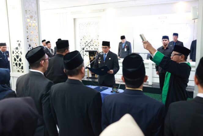 
 Bupati Andi Rudi Latif Lantik 23 Pejabat, Tekankan Kinerja Birokrasi dan Tingkatkan Pelayanan Publik