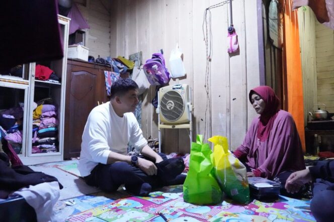 
 Bupati Andi Rudi Latif Sahur On The Road Sambil Salurkan Bantuan dan Pantau Pemudik