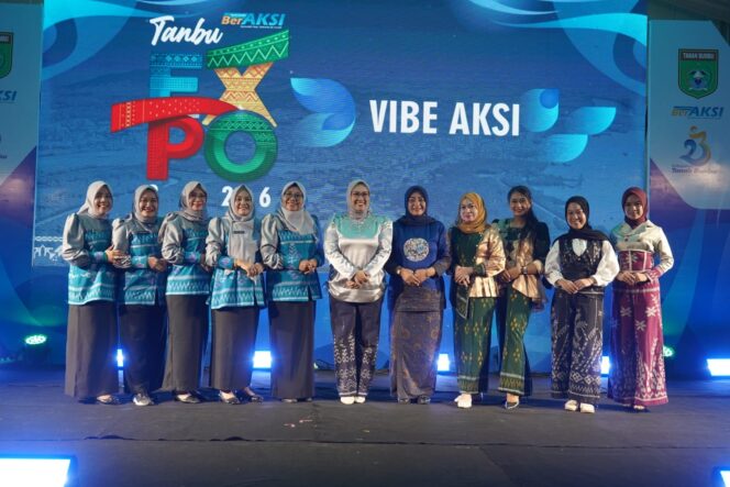 
 Aksi Inovasi Tanbu 2026, Tenun Pagatan Tampil Elegan di Fashion Show Dekranasda Tanah Bumbu