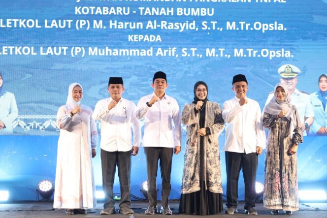 
 Bupati Andi Rudi Latif Apresiasi dan Sampaikan Harapan pada Pisah Sambut Danlanal Kotabaru–Tanah Bumbu