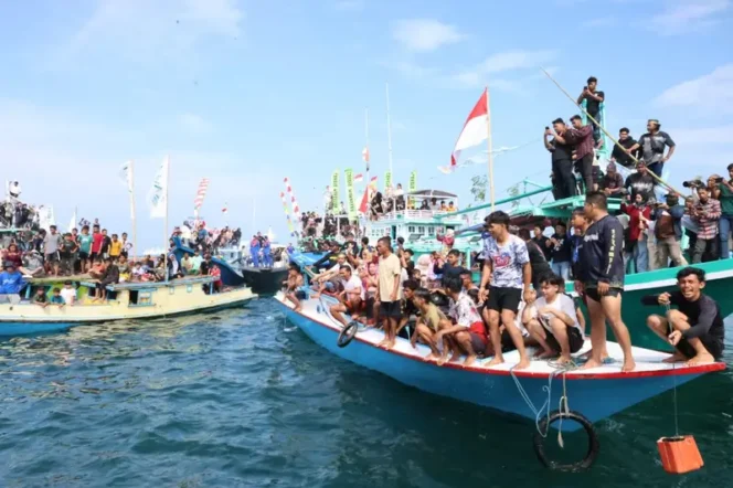 
 Ribuan Wisatawan Padati Puncak Pesona Budaya Mappanre Ri Tasi’e 2026 di Tanah Bumbu, Ekonomi Lokal Ikut Bergeliat