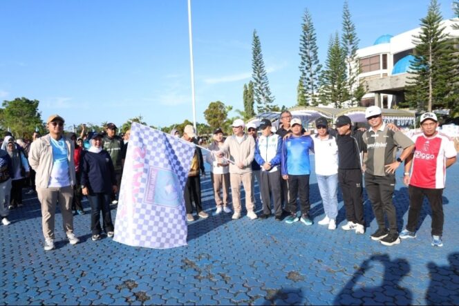 
 Pemkab Tanah Bumbu Padukan Aksi Jalan Sehat dengan Gerakan Literasi